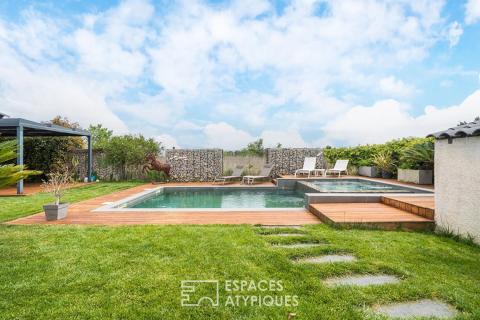 Propriété avec dépendances et piscine sur parc arboré