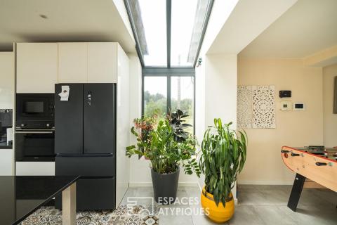 Propriété avec dépendances et piscine sur parc arboré