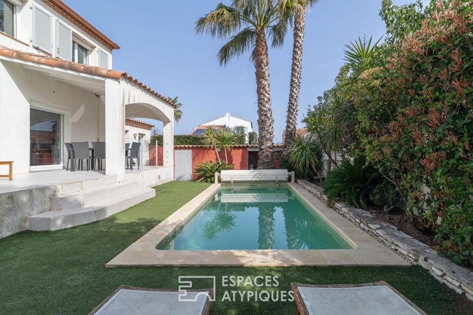 Maison familiale lumineuse avec jardin paysagé et piscine dans un environnement calme