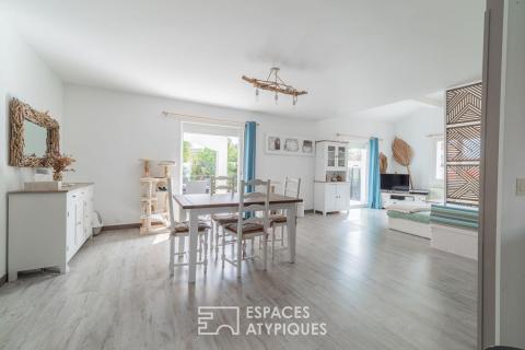 Maison familiale lumineuse avec jardin paysagé et piscine dans un environnement calme