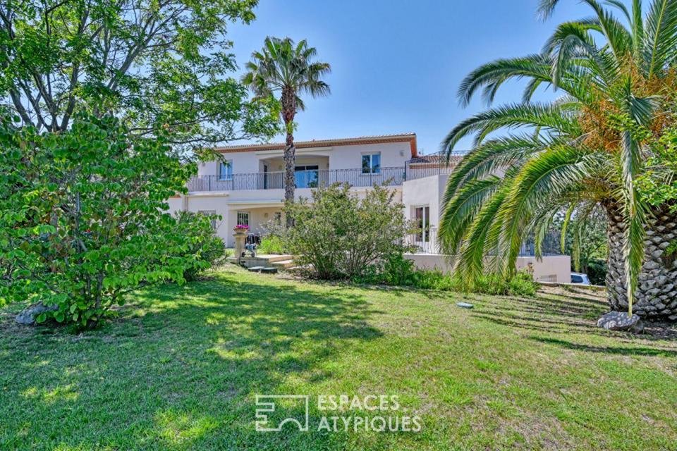 Villa d'architecte en position dominante avec ascenseur privatif et grand terrain