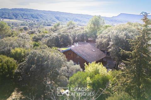 Maison bois confidentielle avec étang au coeur de la garrigue
