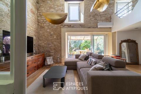 Duplex de caractère avec jardin méditerranéen et bassin en pierre