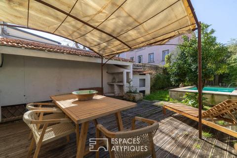 Duplex de caractère avec jardin méditerranéen et bassin en pierre