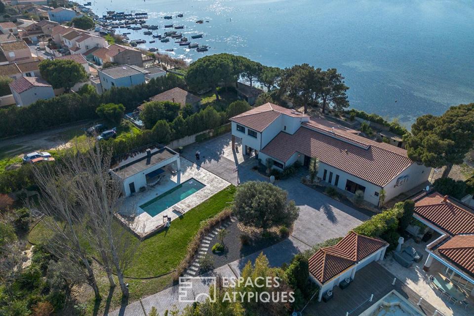 Propriété d'exception: villa contemporaine, les pieds dans l'eau