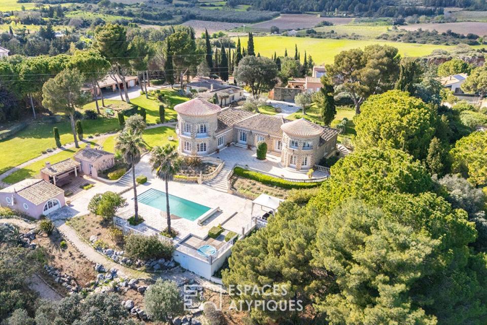 Propriété d'exception avec piscine, au calme et proche de la mer