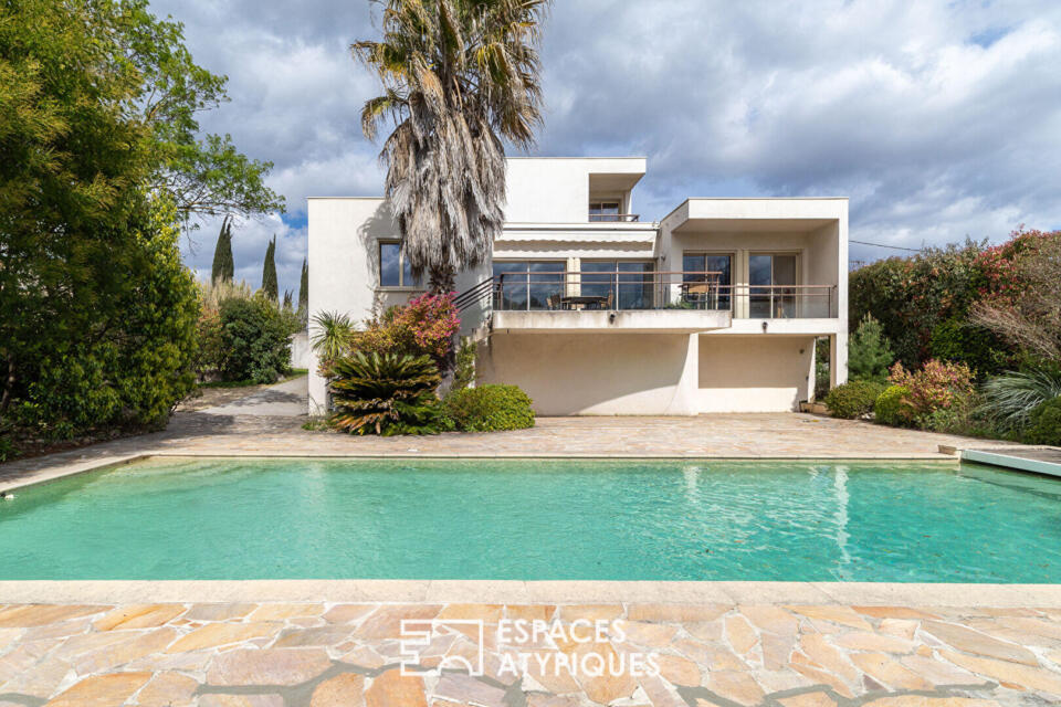 Maison d'architecte baignée de lumière aux portes de Montpellier