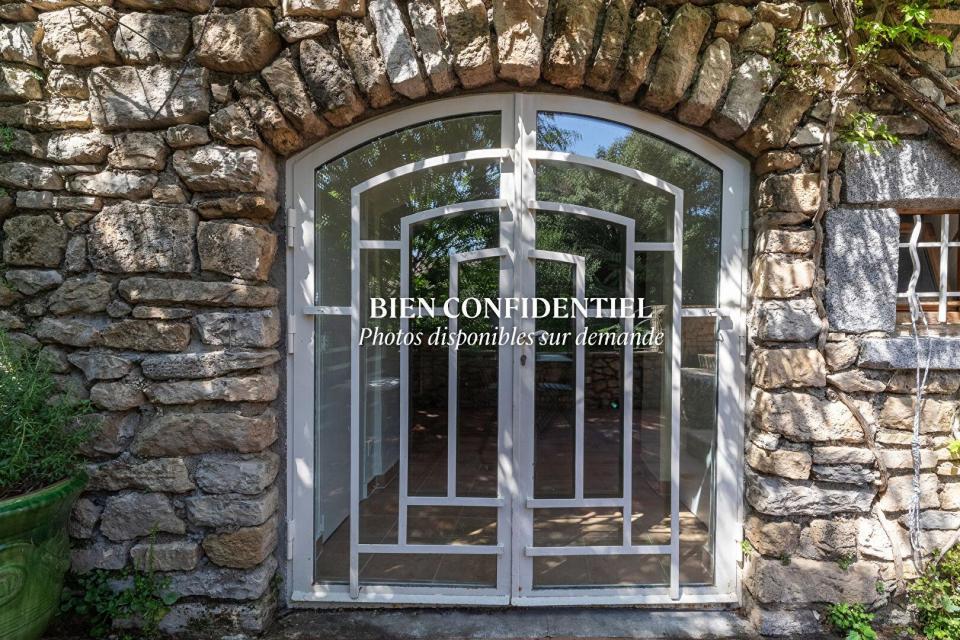 Maison de village en pierre avec jardin et piscine