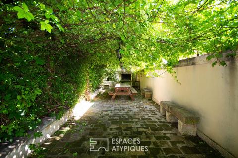 Demeure de caractère : Le charme de l&rsquo;ancien avec une tour en pierres apparentes