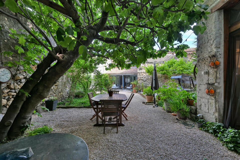 Maison de village de caractère : voûtes, jardin intimiste et grange à aménager