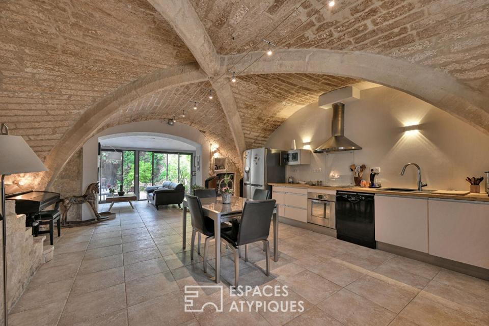 Maison de village de caractère : voûtes, jardin intimiste et grange à aménager