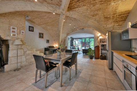 Maison de village de caractère : voûtes, jardin intimiste et grange à aménager