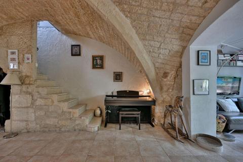 Maison de village de caractère : voûtes, jardin intimiste et grange à aménager