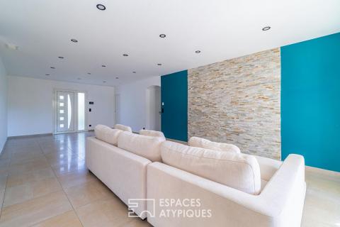 Contemporary single-storey villa