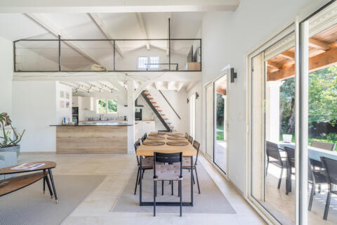 Maison contemporaine aux volumes cathédrale et jardin avec piscine