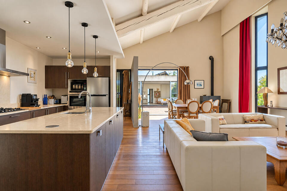 Domaine confidentiel : loft d'architecte, maison bourgeoise, piscine et jardin secret
