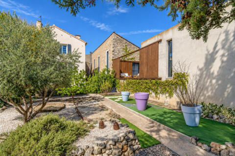 Domaine confidentiel : loft d&rsquo;architecte, maison bourgeoise, piscine et jardin secret