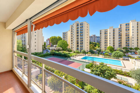 Grand appartement, avec terrasse dans une résidence avec piscine à Antigone