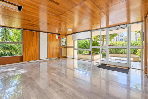 Grand appartement, avec terrasse dans une résidence avec piscine à Antigone