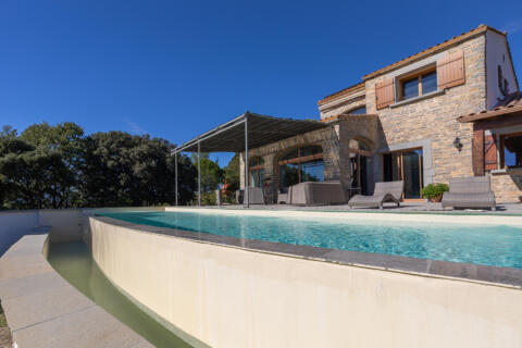 Maison d&rsquo;architecte avec piscine à débordement et vue panoramique