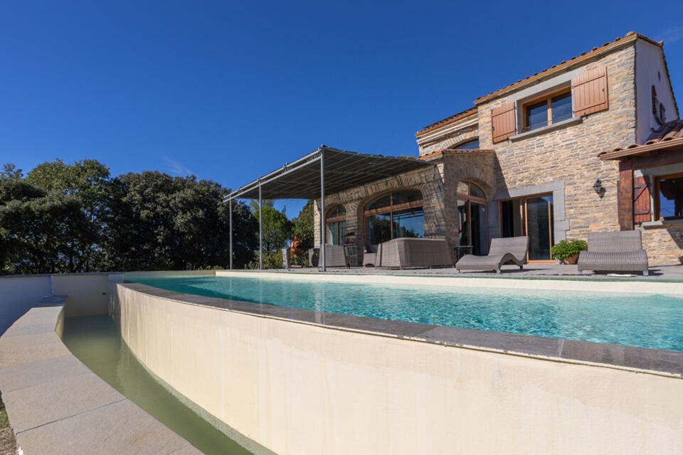 Maison d'architecte avec piscine à débordement et vue panoramique