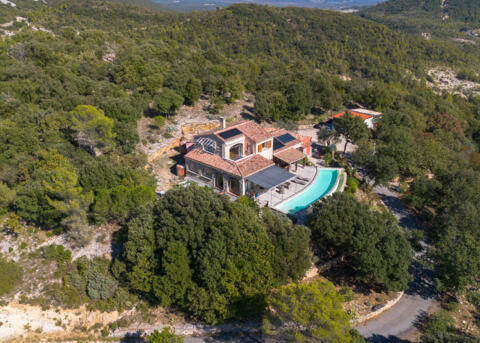Maison d&rsquo;architecte avec piscine à débordement et vue panoramique