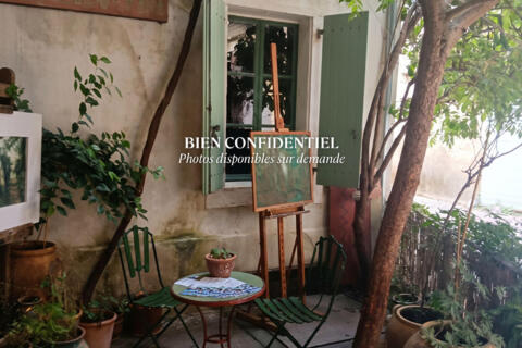 Maison de village historique, atelier d&rsquo;artiste, terrasses et jardin secret au bord de l&rsquo;eau
