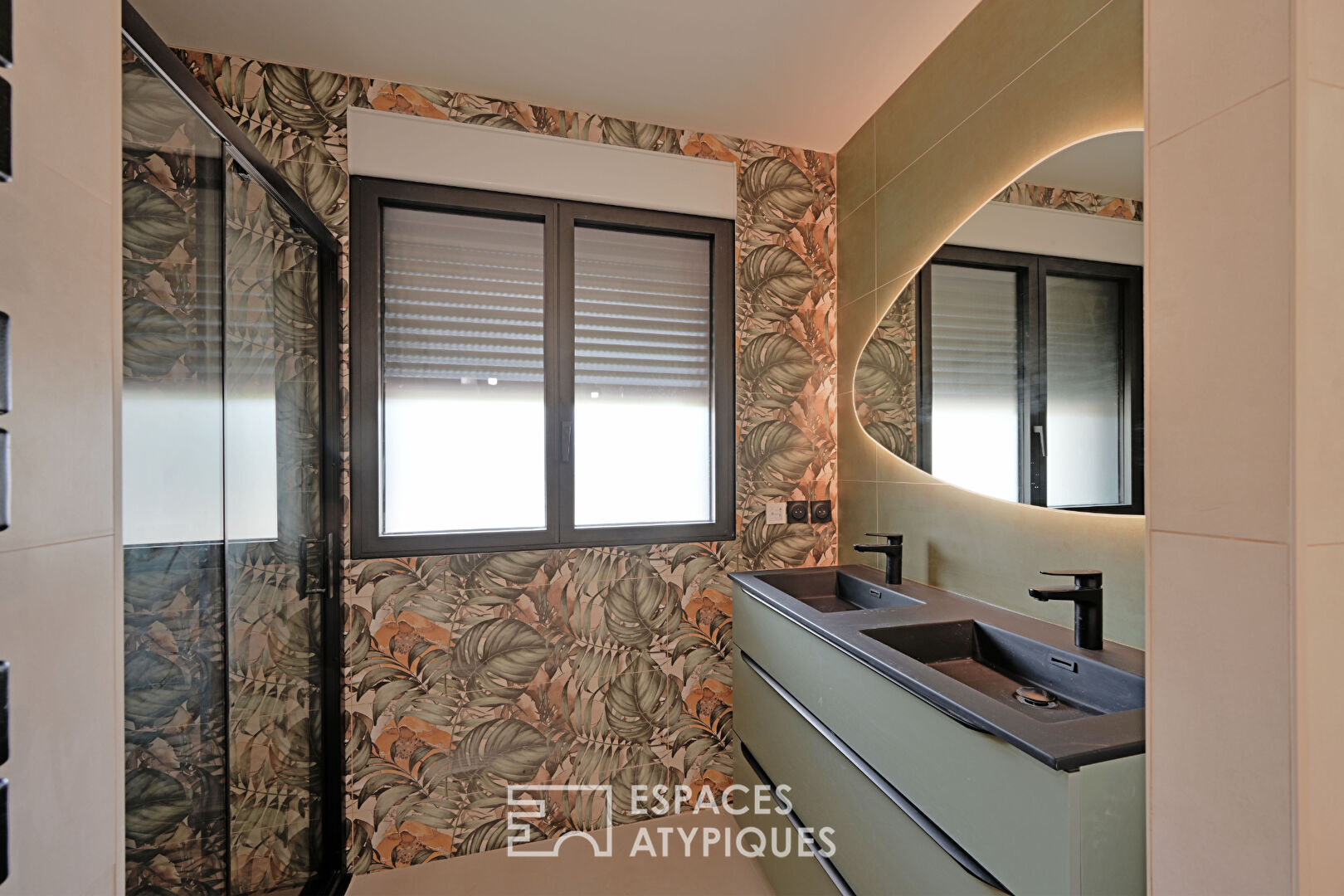 Superb renovated villa with large garden, swimming pool and pool house