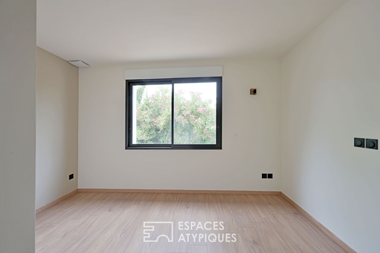Superb renovated villa with large garden, swimming pool and pool house