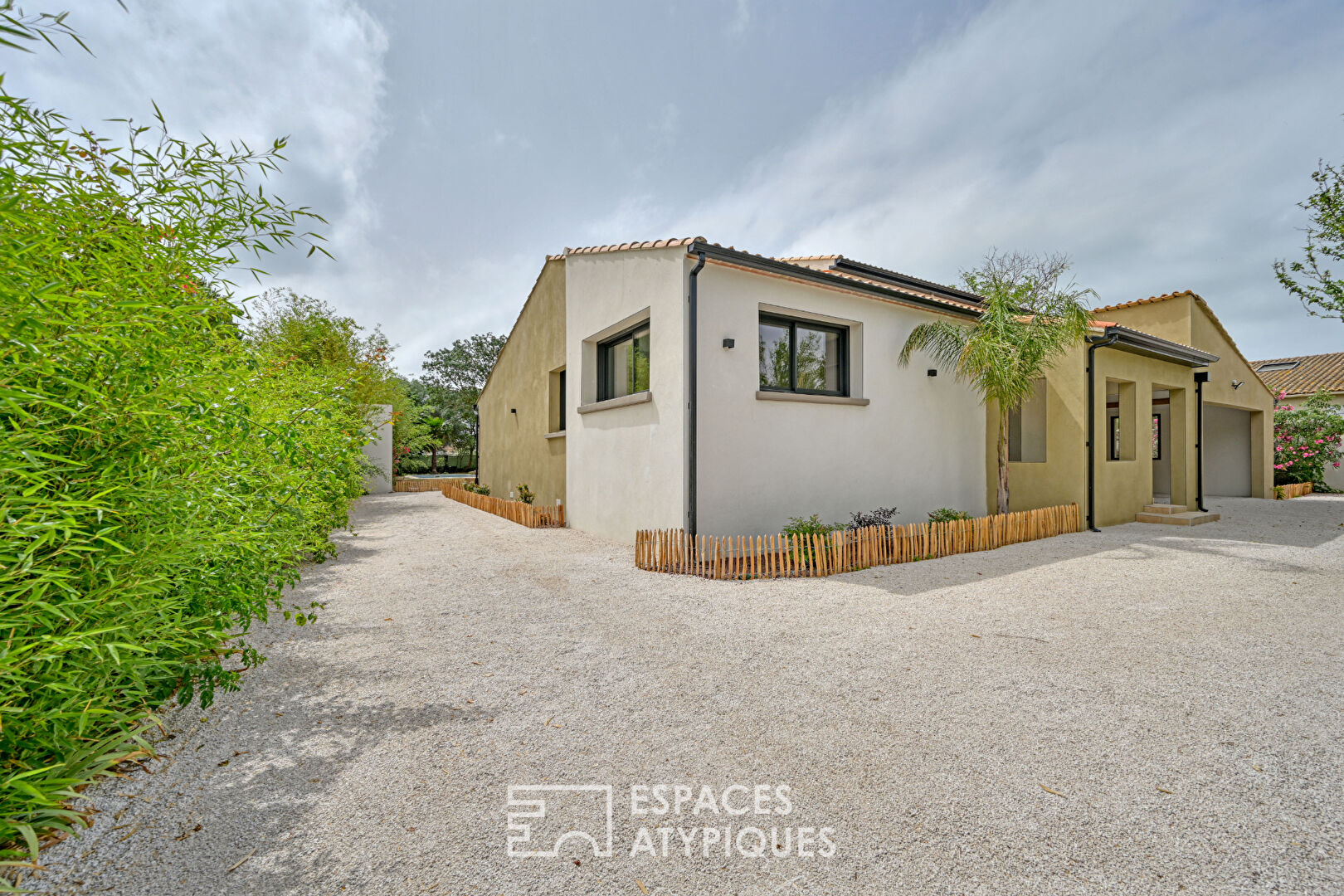 Superb renovated villa with large garden, swimming pool and pool house