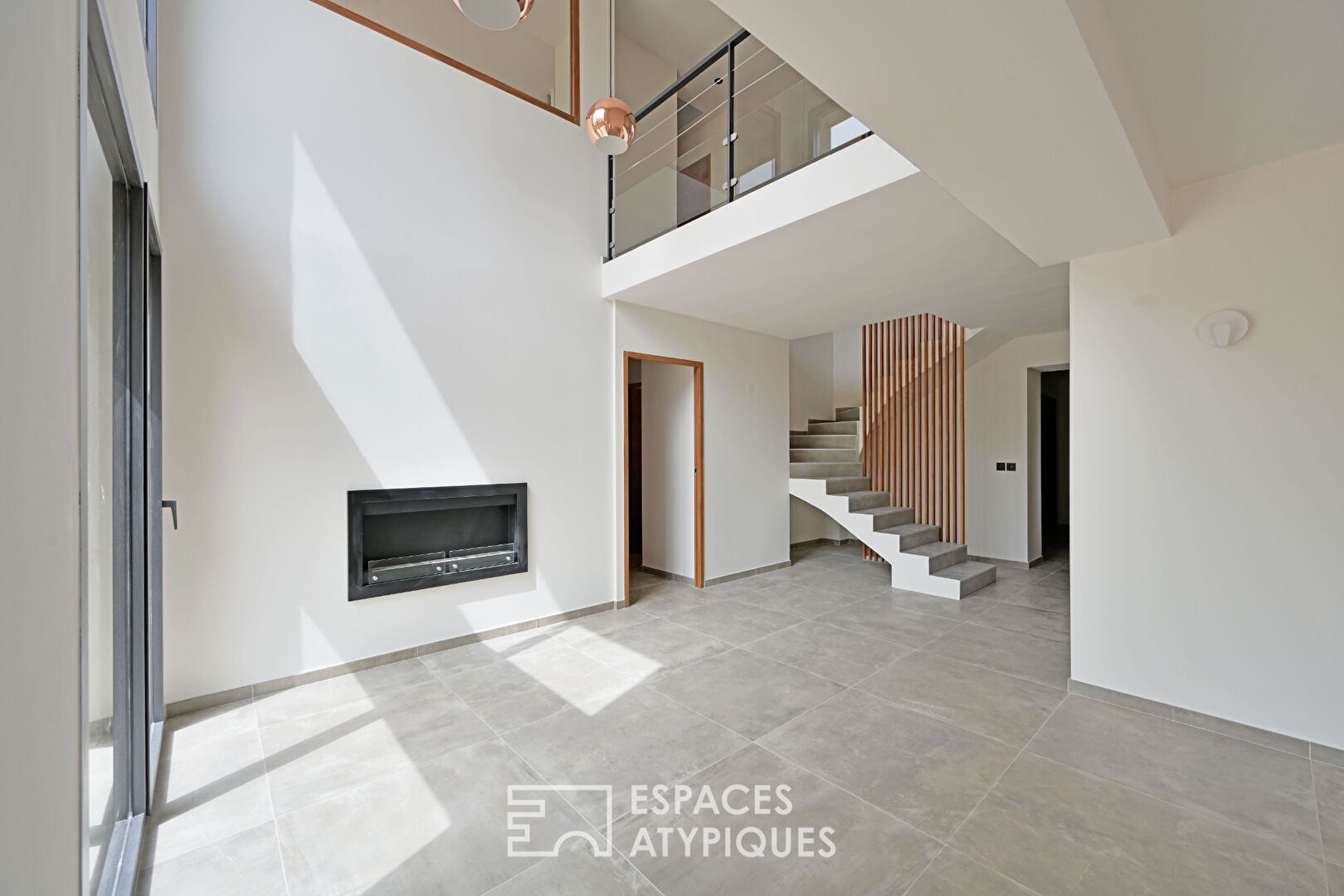 Superb renovated villa with large garden, swimming pool and pool house