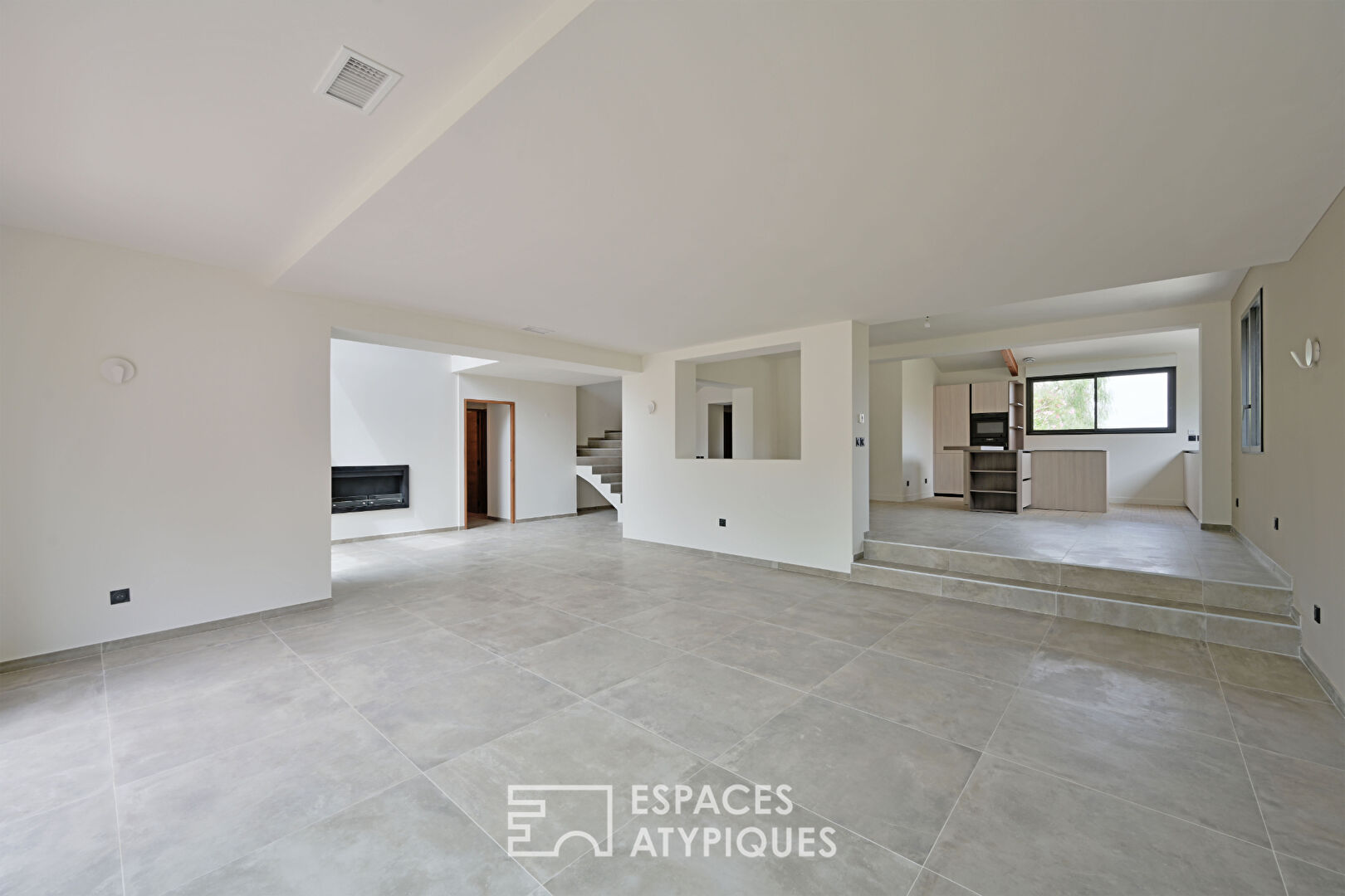 Superb renovated villa with large garden, swimming pool and pool house