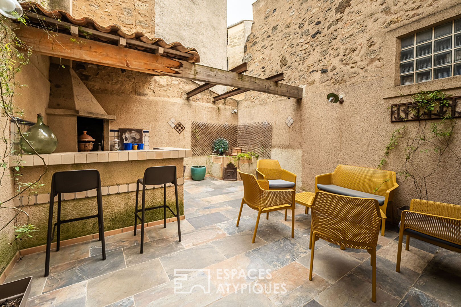 Town house in the heart of Pézenas, with its terrace and large garage.