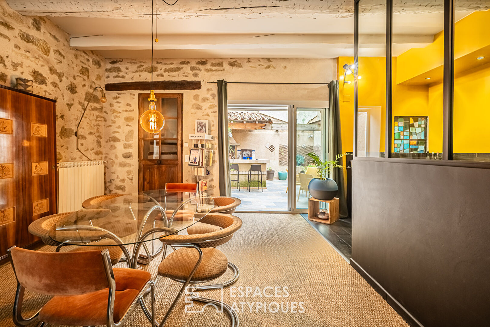 Town house in the heart of Pézenas, with its terrace and large garage.