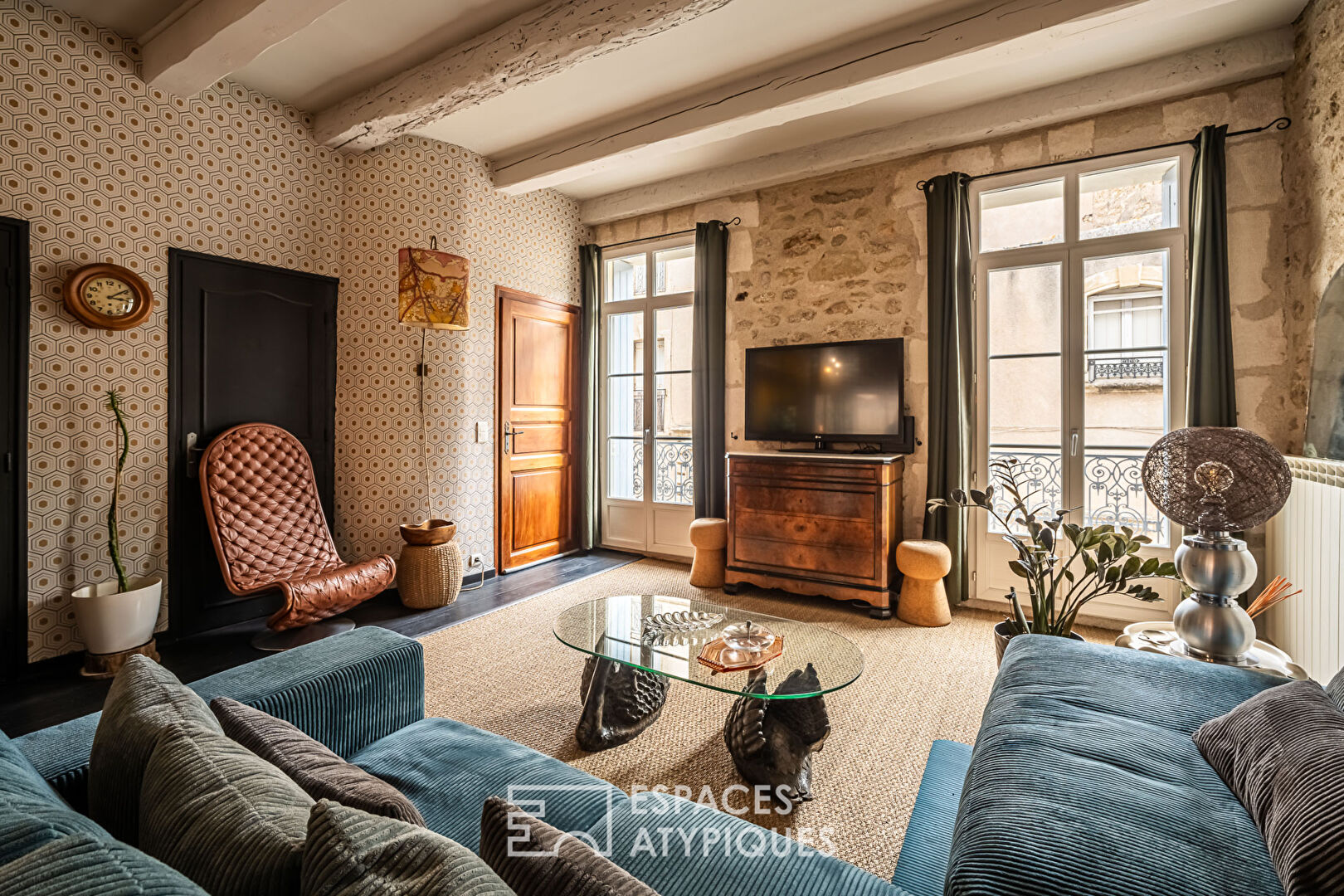 Town house in the heart of Pézenas, with its terrace and large garage.