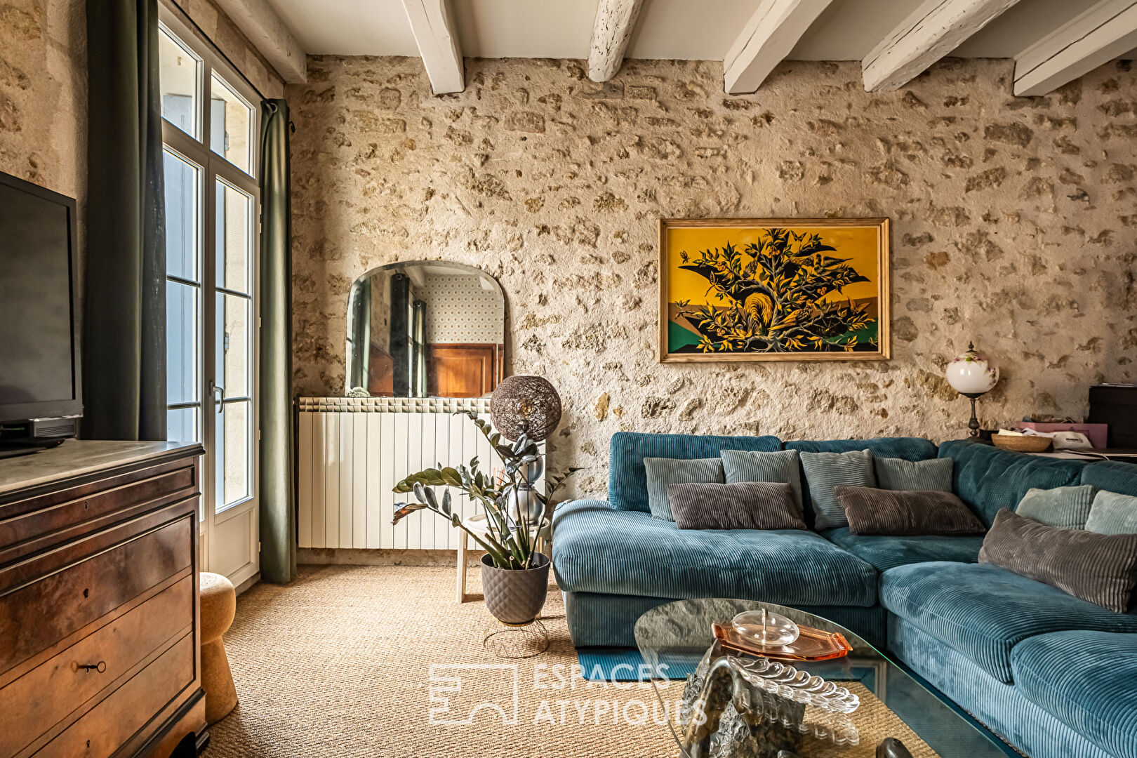 Town house in the heart of Pézenas, with its terrace and large garage.