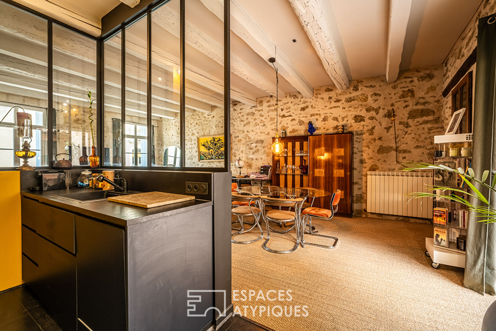 Town house in the heart of Pézenas, with its terrace and large garage.