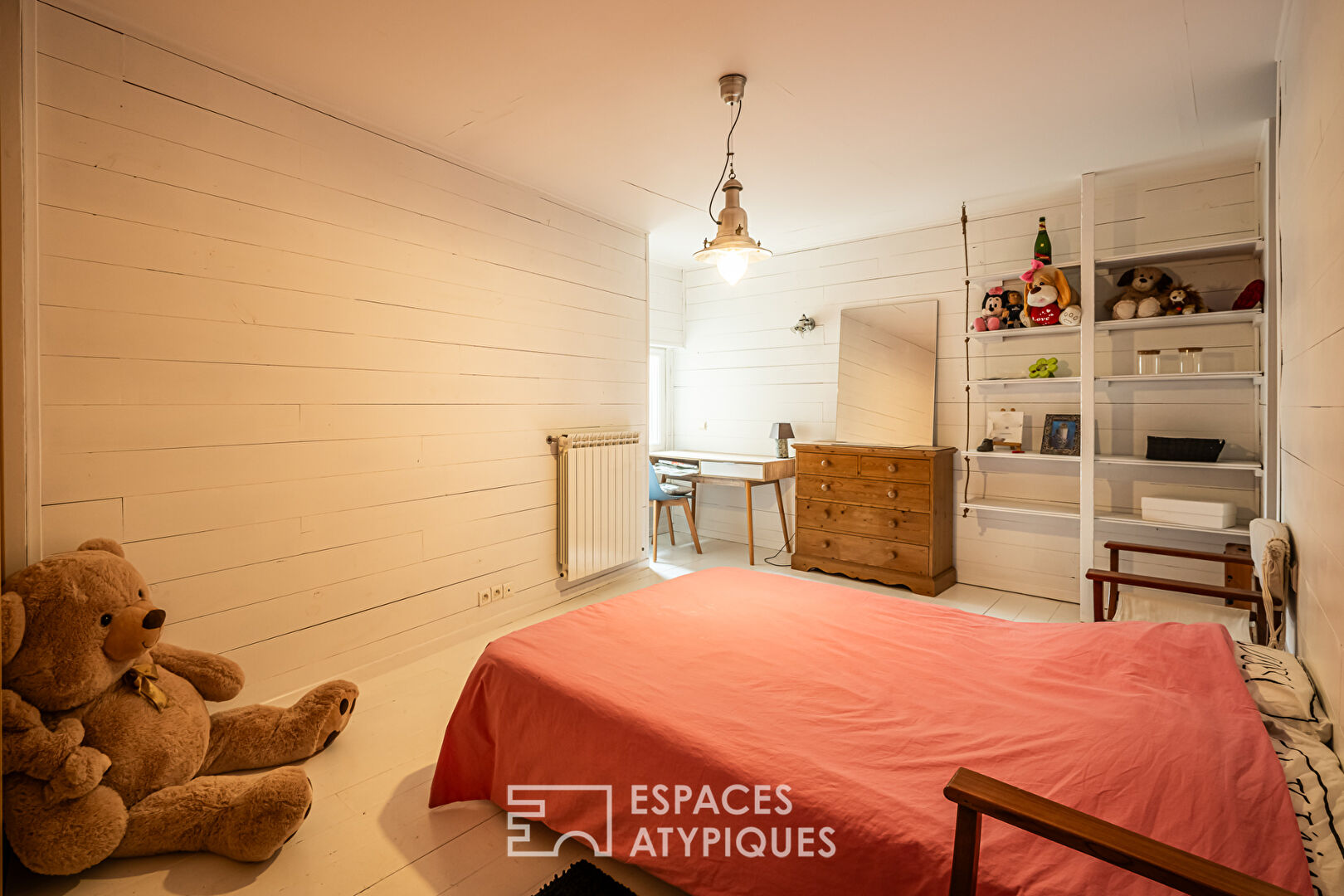 Town house in the heart of Pézenas, with its terrace and large garage.