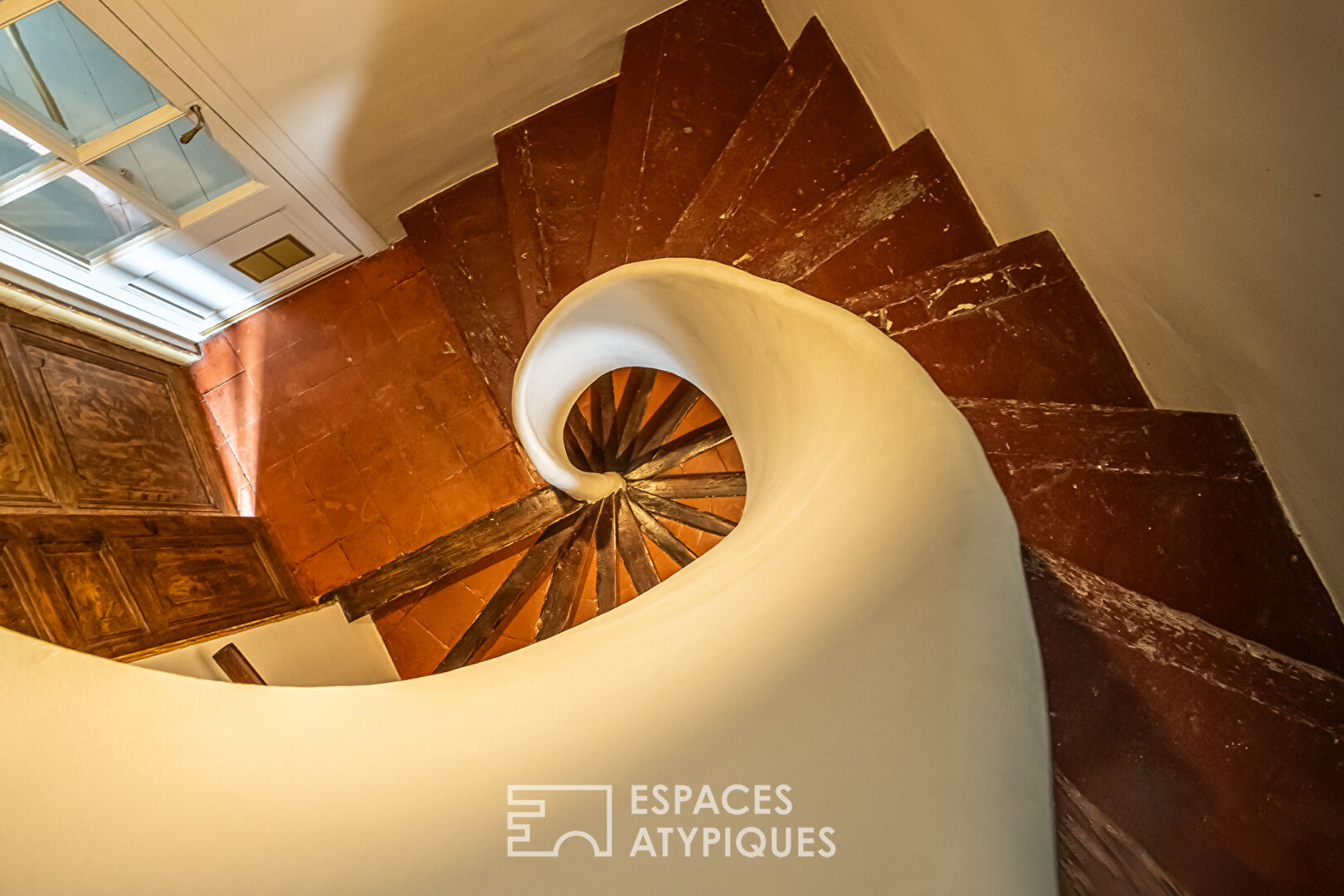 Town house in the heart of Pézenas, with its terrace and large garage.