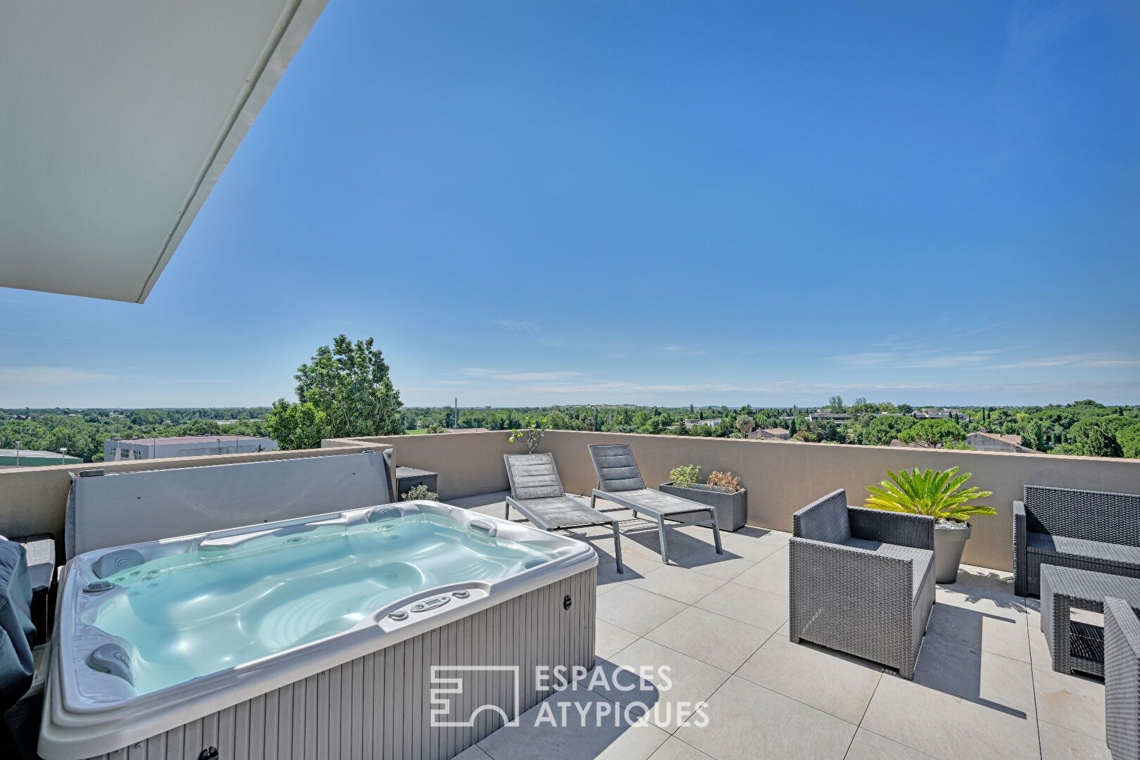 Stunning Apartment on the Top Floor with Jacuzzi in Maurin