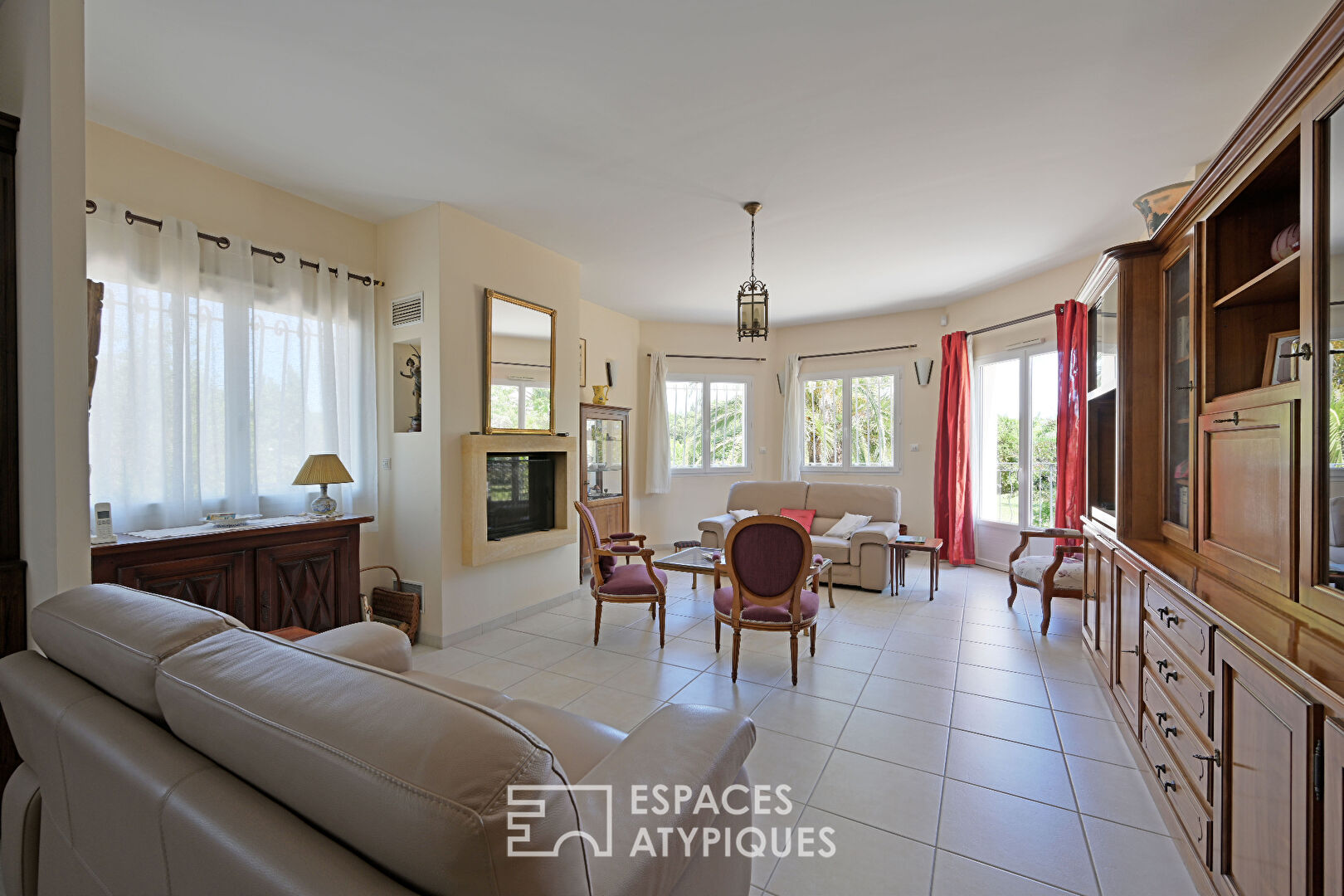 Large architect-designed house in a dominant position with open views in Saint-Jean-de-Védas