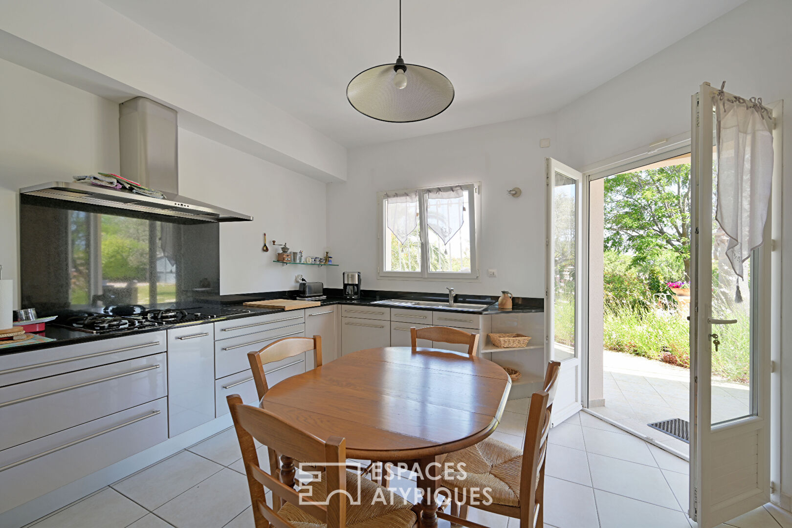 Large architect-designed house in a dominant position with open views in Saint-Jean-de-Védas