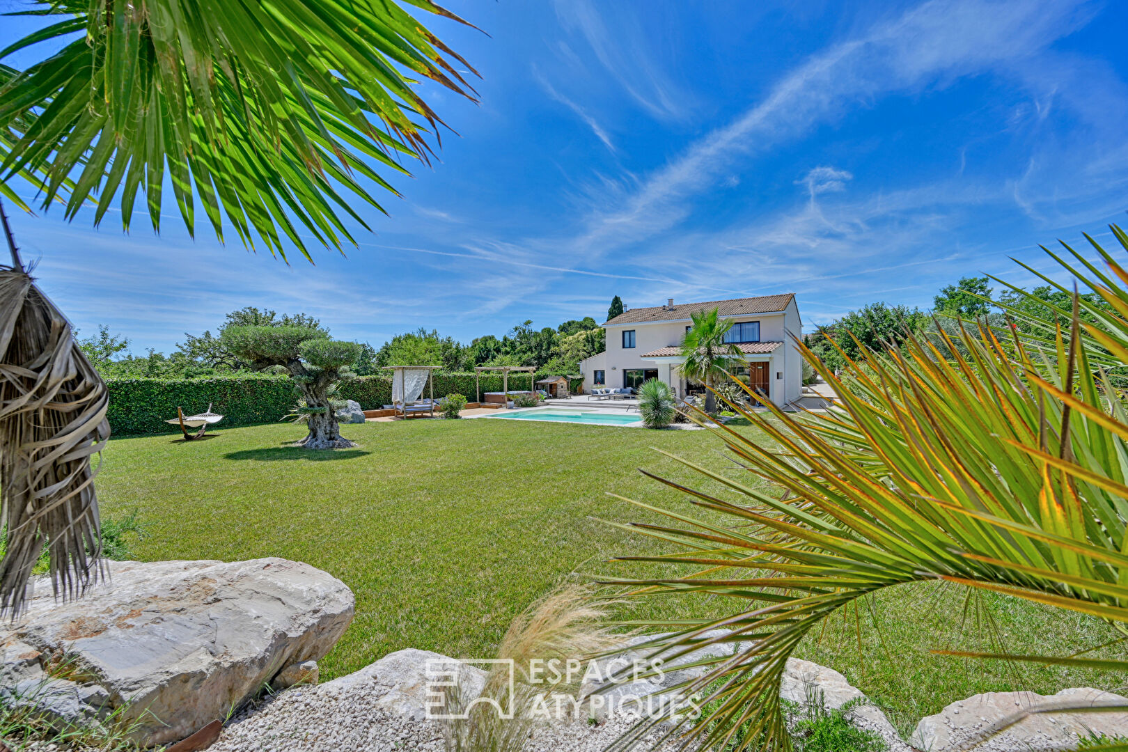 Villa raffinée avec piscine et parcelle annexe constructible