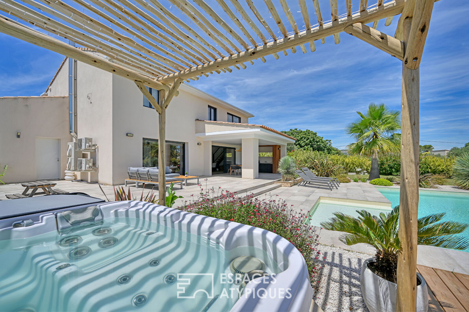 Villa raffinée avec piscine et parcelle annexe constructible
