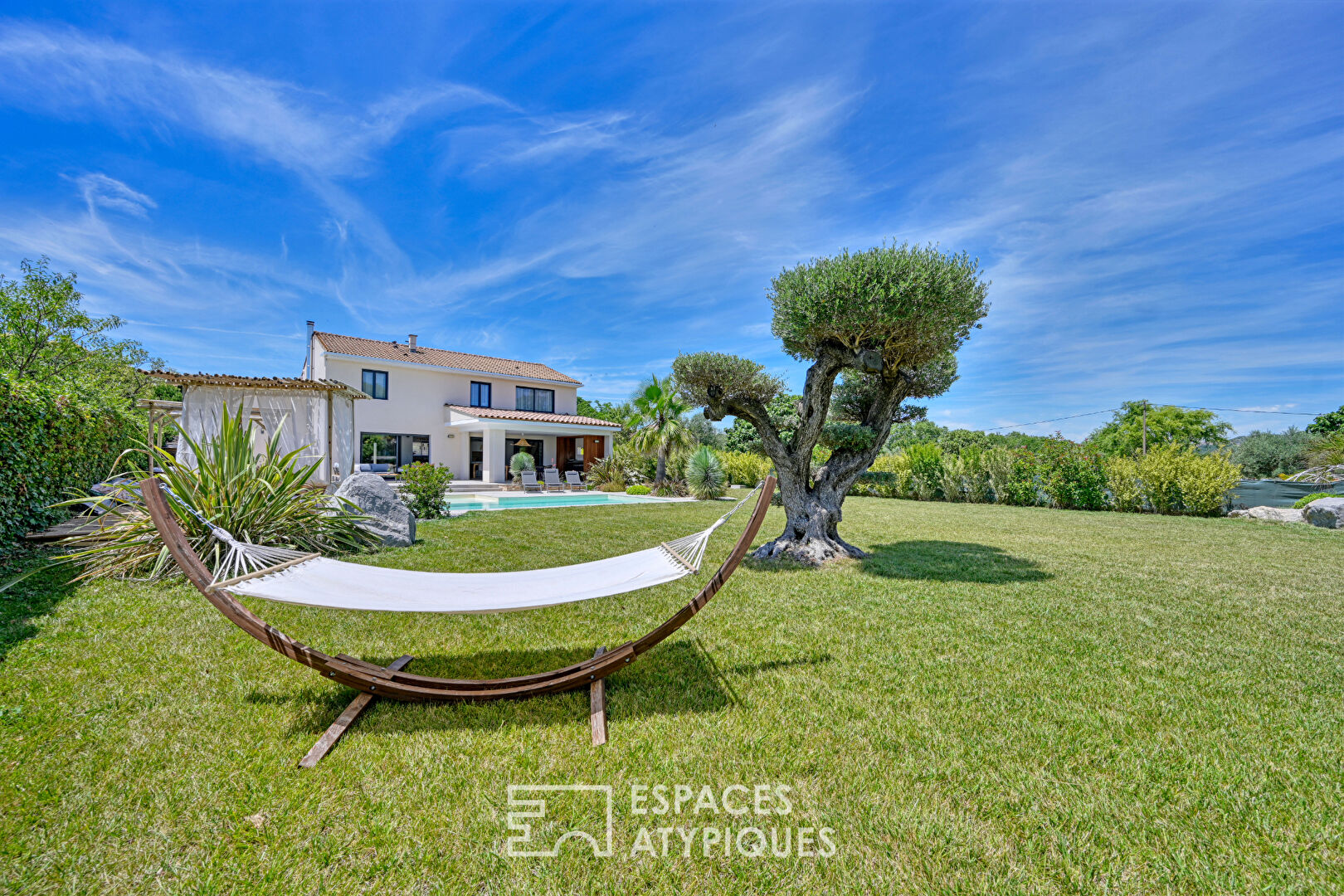 Villa raffinée avec piscine et parcelle annexe constructible