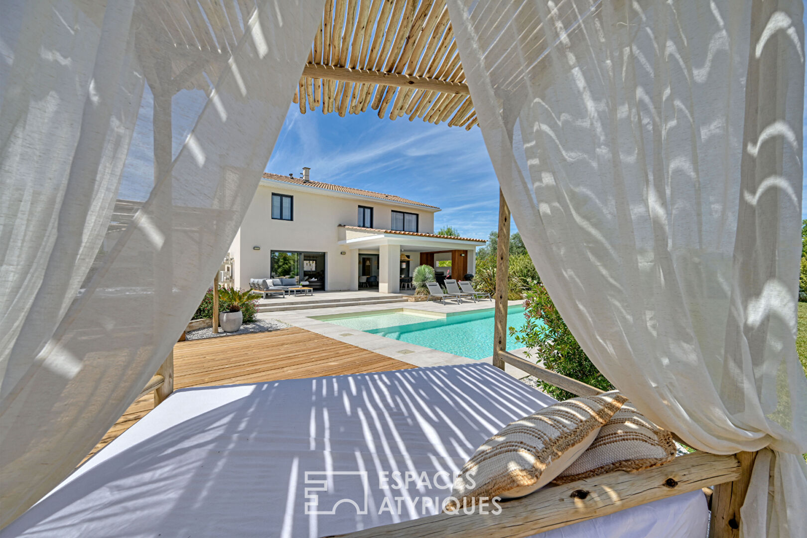 Villa raffinée avec piscine et parcelle annexe constructible