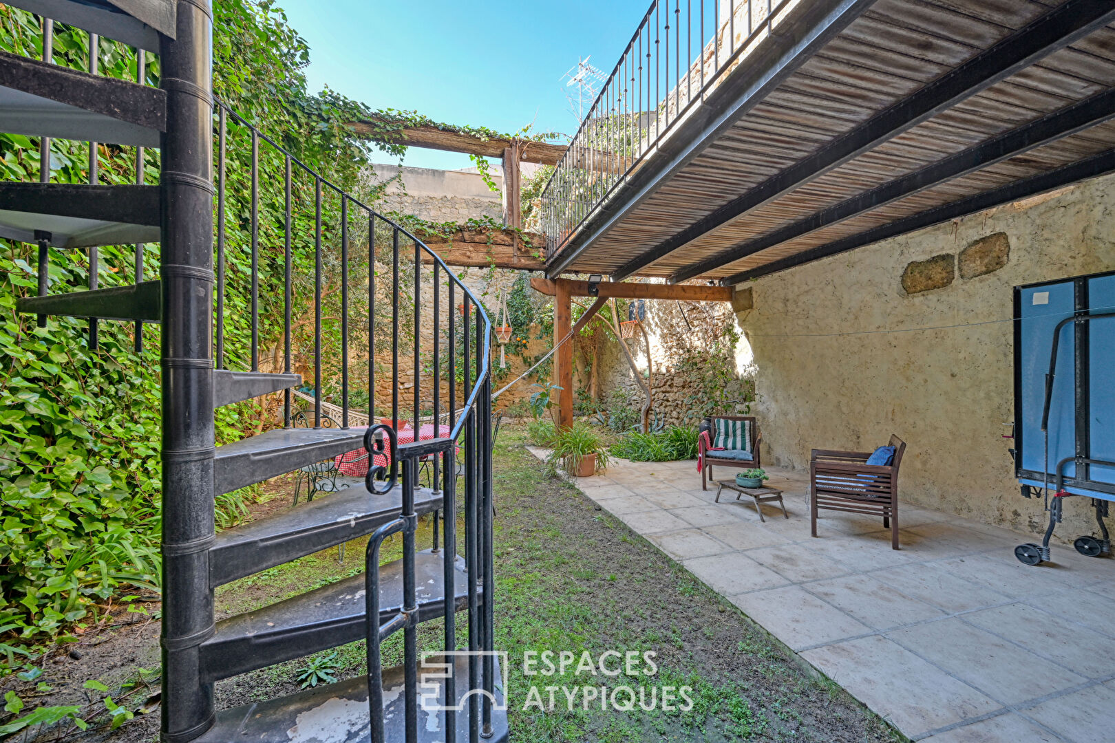 Winegrower’s house with garden and hanging terrace