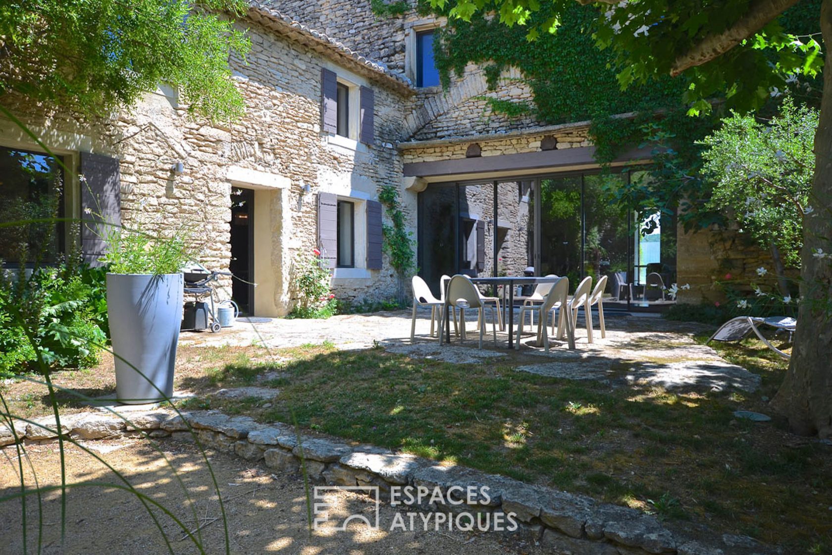 ANCIEN RELAIS DE POSTE REVISITE EN CONTEMPORAIN