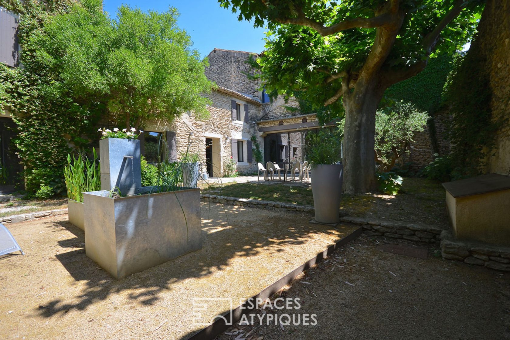 ANCIEN RELAIS DE POSTE REVISITE EN CONTEMPORAIN