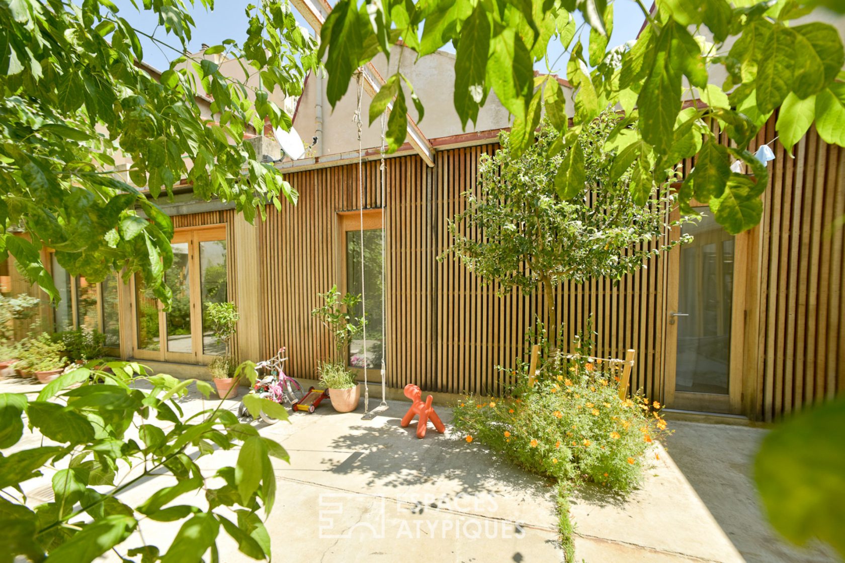 APPARTEMENT CONTEMPORAIN AVEC JARDIN